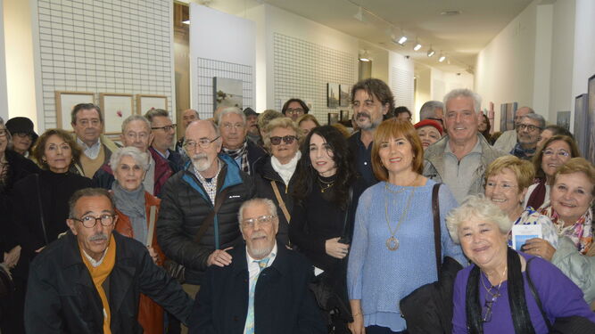 Manuel Virella con un  grupo de asistentes que acudieron a la inauguración de la exposición ‘Magistrorum Magister’ en su homenaje en la Galería Benot.