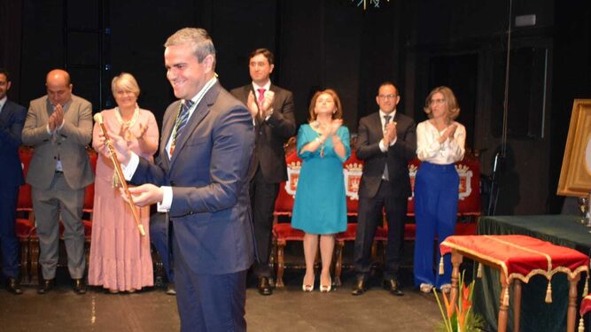 José Ortiz, tras ser declarado alcalde en el transcurso del pleno extraordinario celebrado en el teatro local.
