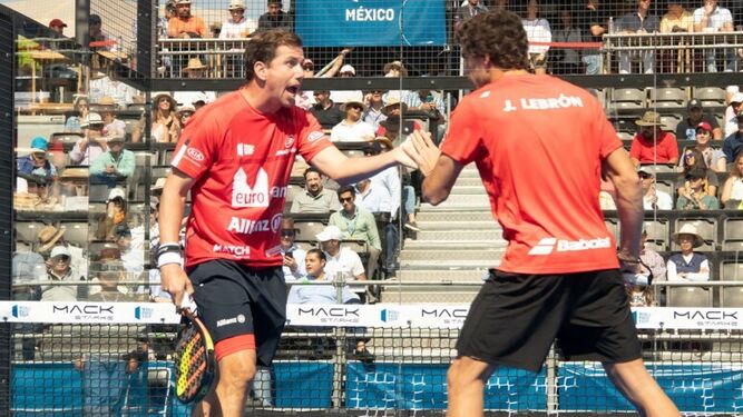 Navarro y Lebrón celebran uno de los puntos conseguidos en su semifinal.