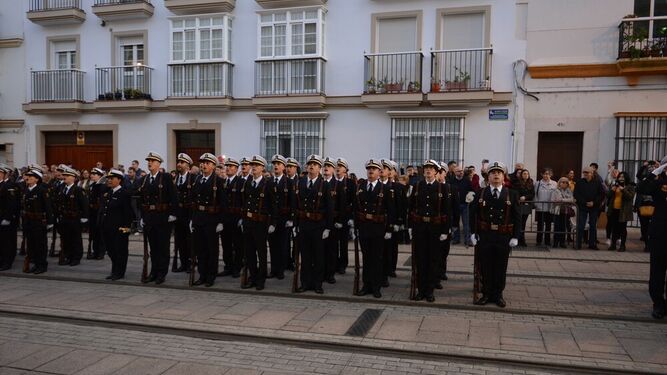 Alumnos de la Escuela de Suboficiales de la Armada rinden honores a la bandera en Capitanía.