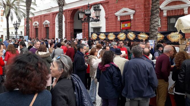 Aspecto que presentaba pasado el mediodía la plaza del San José durante la Jornada Solidaria de Jamón.