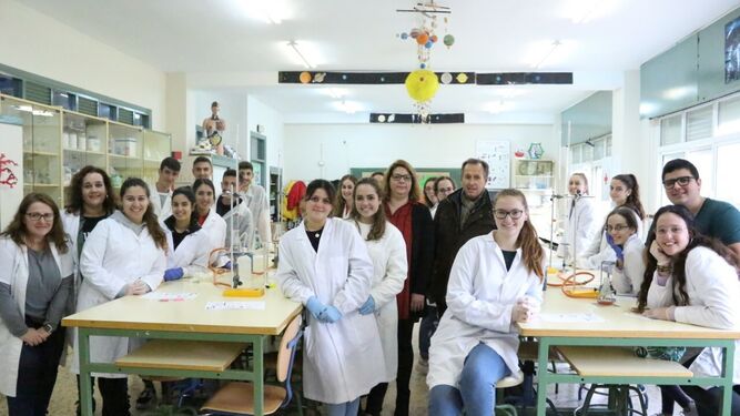 Representantes municipales con alumnos en el laboratorio de Ciencias Naturales.