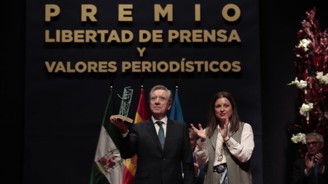 Iñaki Gabilondo recibe el premio Libertad de Expresión, junto a Patricia Cavada.
