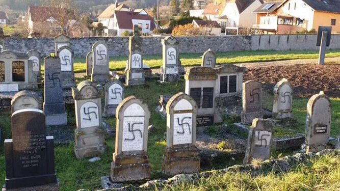 Profanadas un centenar de tumbas de un cementerio judío en Francia