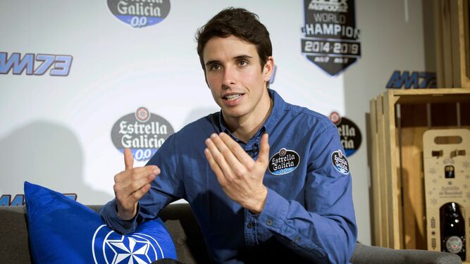 Álex Márquez, reciente campeón del mundo de Moto2, gesticula durante la entrevista.
