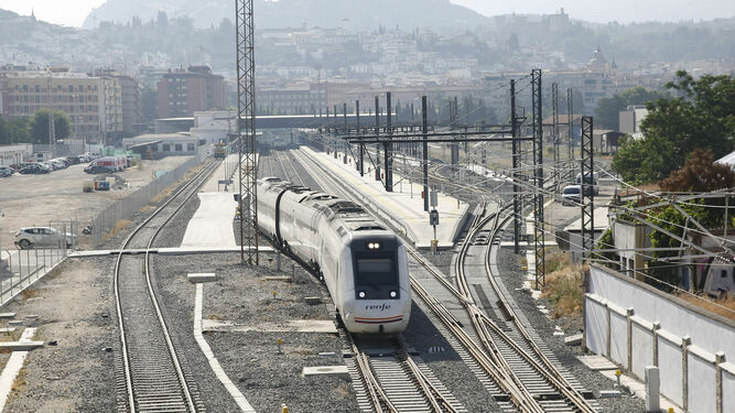 Un tren sale de la estación de Almería