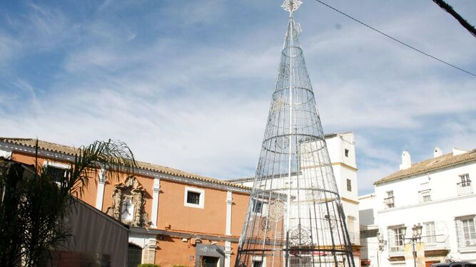 El gran árbol luminoso se ha trasladado este año a  la plaza de la Herrería.