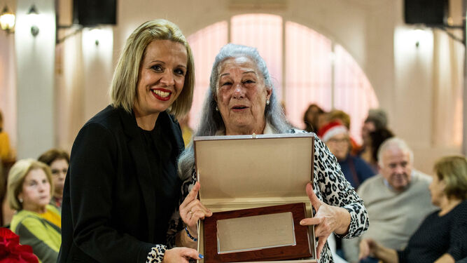 La concejala de Personas Mayores, Carmen Toledo, junto a Isabel González tras recibir la Distinción del Mayor 2019.