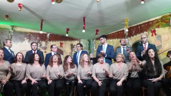 El coro Romeros por Navidad, durante su actuación en la peña Chato de La Isla.