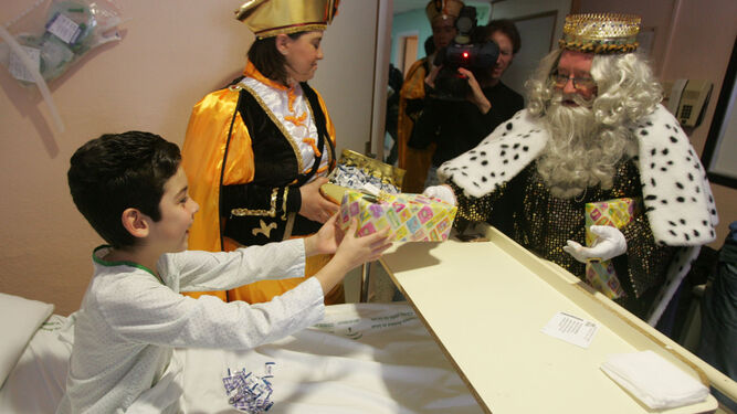 Imagen de la visita de los Reyes Magos hace unos años a los menores hospitalizados en el Puerta del Mar.