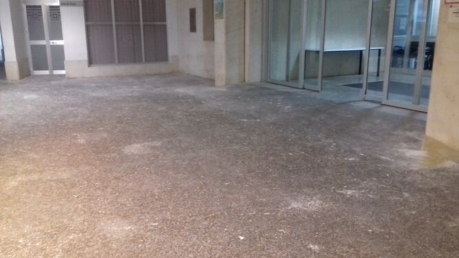 Manchas de pintura en el suelo del acceso a las consultas externas del hospital.