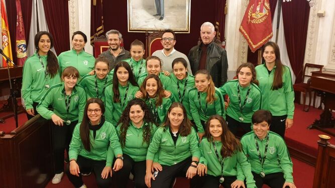 Las ganadoras del Campeonato Andaluz  de selecciones Femeninas de fútbol con el alcalde y concejal de Deportes.