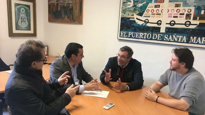 Imagen de Curro Martínez junto a los empresarios portuenses en una reunión para preparar FITUR 2020.