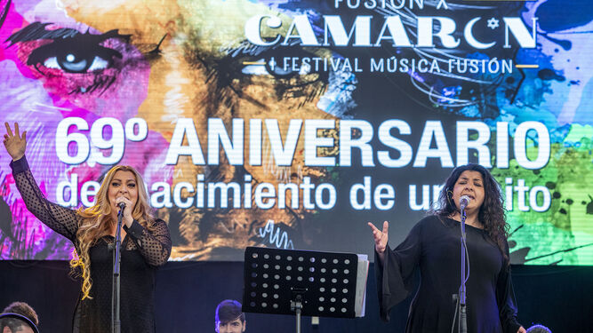 El grupo Familia Camarón, con la hija del cantaor (izquierda) y la de Rancapino, ayer durante su actuación en la apertura del festival isleño.