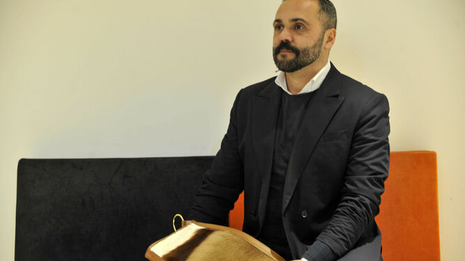 Javier Gallego, muestra uno de los bolsos de Palomo Spain