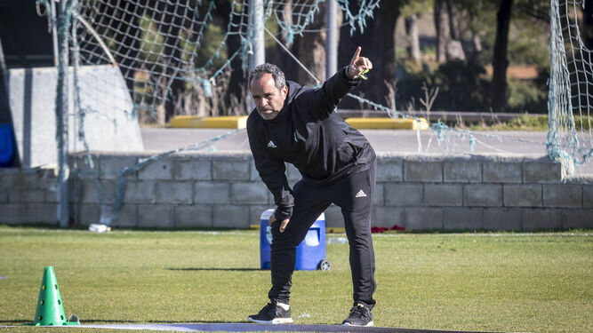 Álvaro Cervera hace una indicación durante un entrenamiento en El Rosal.