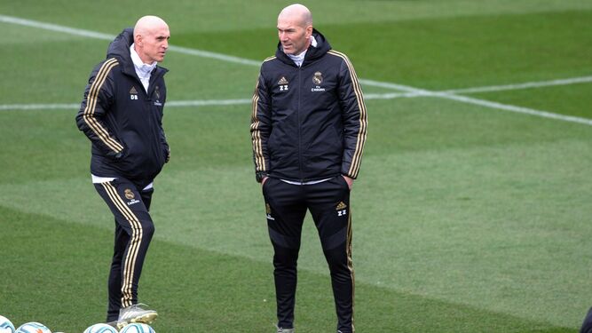 Zinedine Zidane, con su segundo entrenador, David Bettoni.