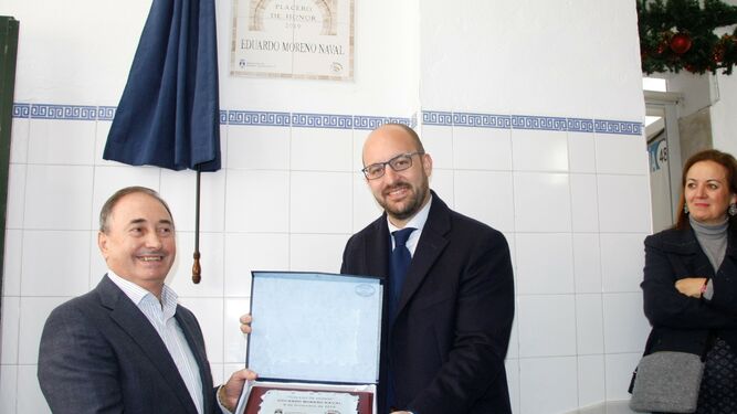 Eduardo Moreno Naval, junto al alcalde Germán Beardo, tras recibir la placa de reconocimiento a su trayectoria.
