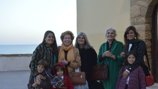 Susana Grosso y Charo Vargas con sus hijas Elba, Carmen y Ana Rodrigo y sus nietos.
