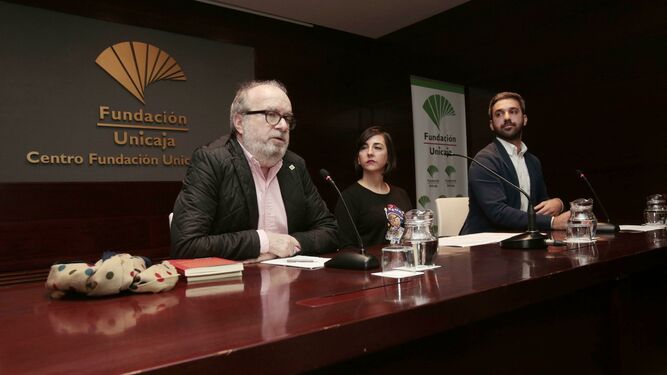 De izquierda a derecha, Manuel Borrás, Erika Martínez y Javier Vela, ayer en la Fundación Unicaja de Cádiz.