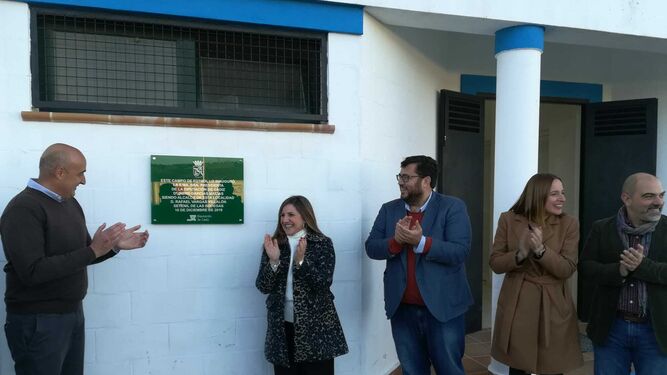 El alcalde y la presidenta de Diputación, descubriendo una placa.