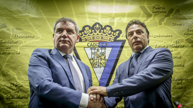 Manuel Vizcaíno (i) y Quique Pina, cuando presentaron el pacto de socios de Locos por el Balón en agosto de 2016.