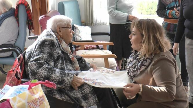 La alcaldesa charla con una de las mayores residentes de Vedruna