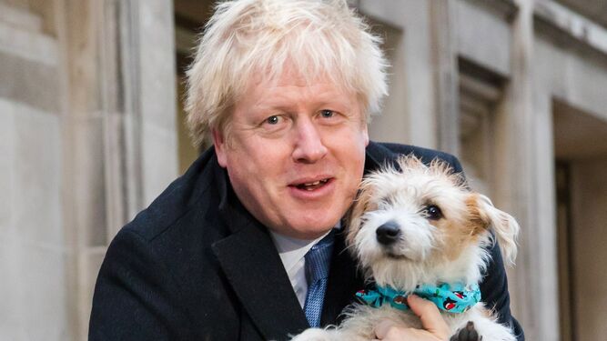 El premier Boris Johnson, con su mascota Dilyn.