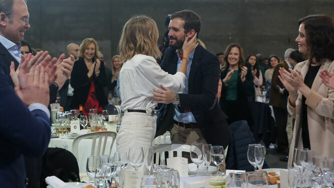 Pablo Casado besa a su esposa en la comida navideña del PP.
