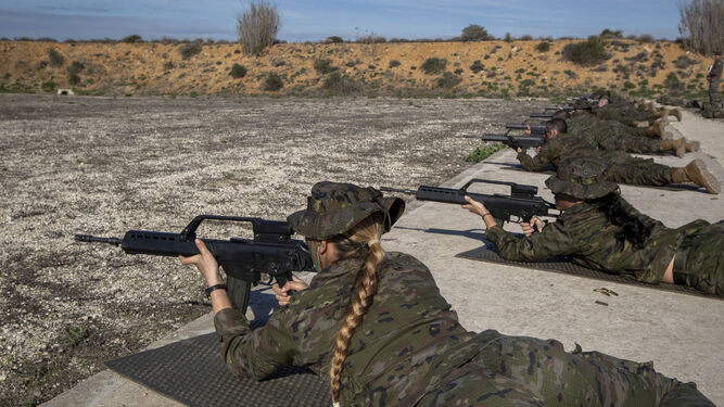 Alumnos del CEFOT-2 de Camposoto realizando prácticas de tiro en el campo existente junto a la playa.