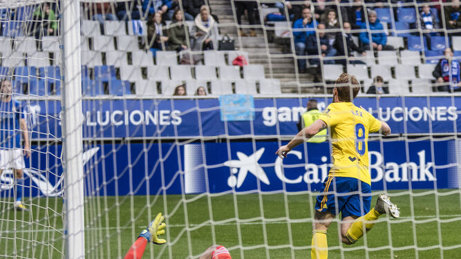Álex Fernández celebra el gol que marcó en el Carlos Tartiere.