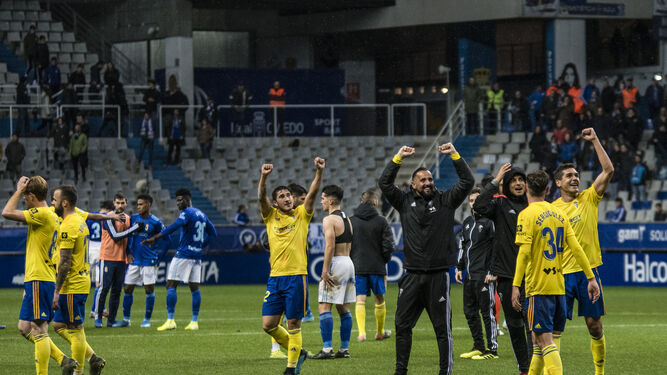 Jugadores del Cádiz celebran la victoria sobre el césped del Carlos Tartiere.