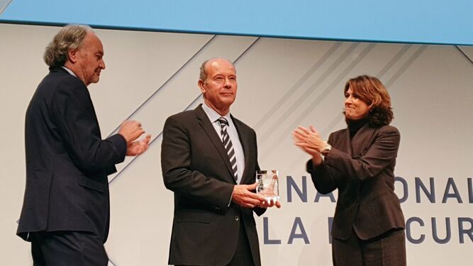Juan Carlos Campo, en el momento de recibir el premio junto a Juan Carlos Estévez y la ministra Dolores Delgado.