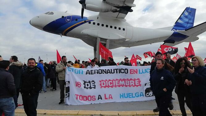 Concentración de trabajadores en uno de los accesos a la factoría de Airbus en San Pablo en la huelga del pasado mes de diciembre.