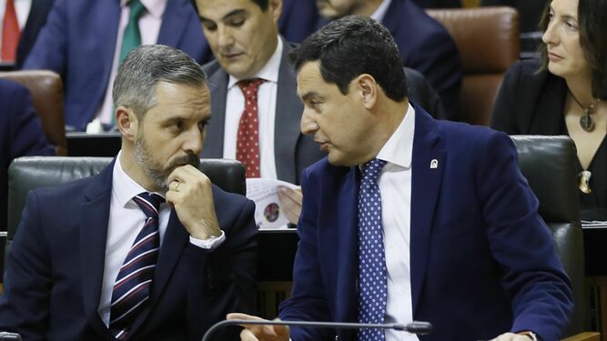 Juan bravo y Juanma Moreno en el Pleno del Parlamento de Andalucía