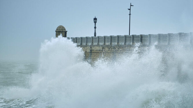 Olas batiendo contra las murallas de Santa Bárbara en Cádiz.