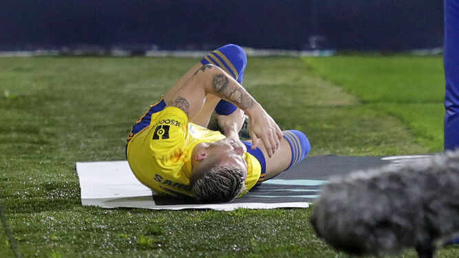 Salvi, en el suelo fuera del campo tras sufrir una dura entrada en el partido contra el Numancia.