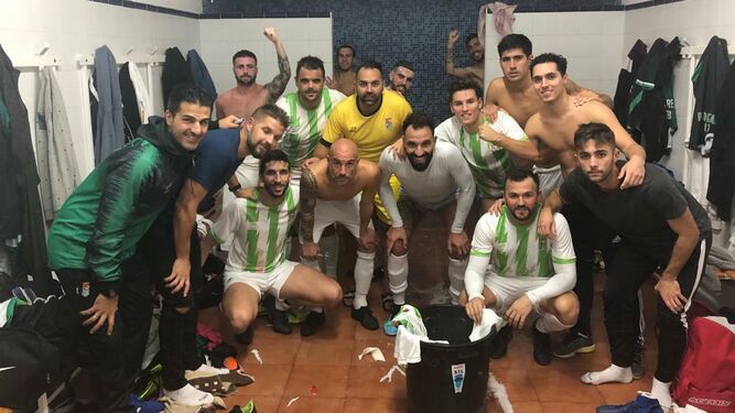 Los jugadores del Puerto Real, de nuevo de celebración tras un partido.
