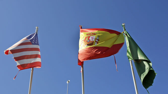 Banderas de España y EEUU, con la de Rota, en la oficina cercana a la puerta de la Base.