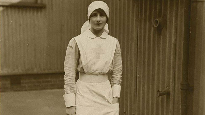 Una joven Vera Brittain en uniforme de enfermera