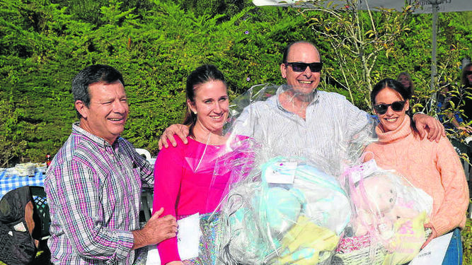 Ramón de Sobrino, Pilar Portela Domínguez, Antonio Ponce  y Miriam Osuna, durante el festejo campero, recibiendo los regalos.