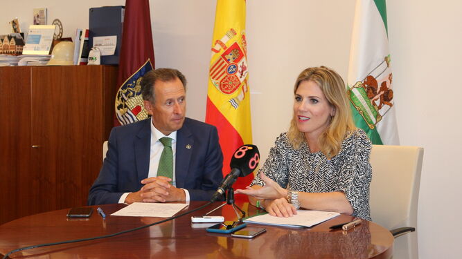 Visita realizada hace unos meses por la delegada del Gobierno andaluz, Ana Mestre, al Consistorio chiclanero.