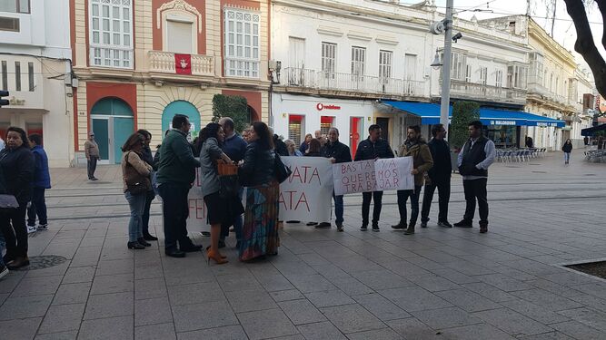 Protesta de los trabajadores del comedor del cuartel de Camposoto, antes del pleno de diciembre.