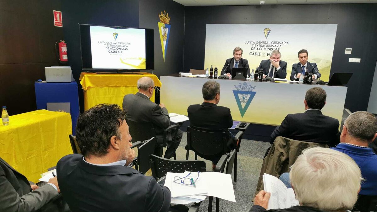 Quique Pina, sentado entre los accionistas que atienden a la mesa presidida por Manuel Vizcaíno.