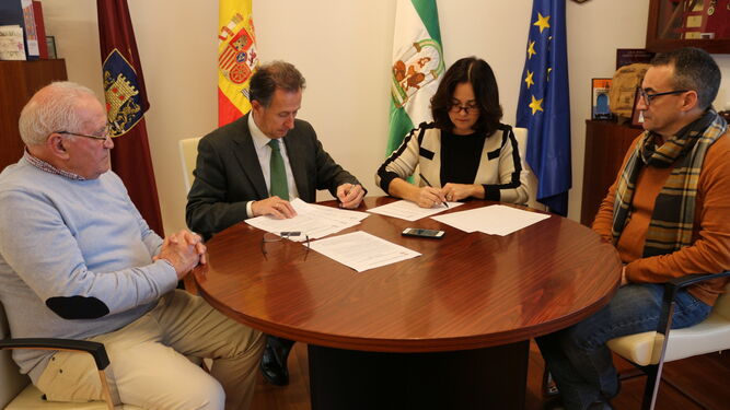 Firma del acuerdo de colaboración entre el Ayuntamiento y Cáritas, hace unos días.