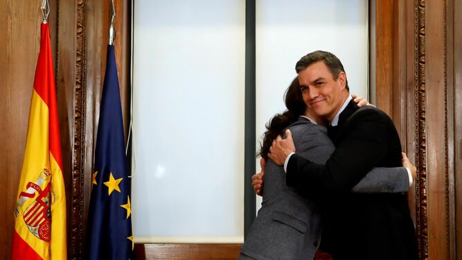 Pablo Iglesias y Pedro Sánchez se abrazan en el Congreso tras sellar el pacto.