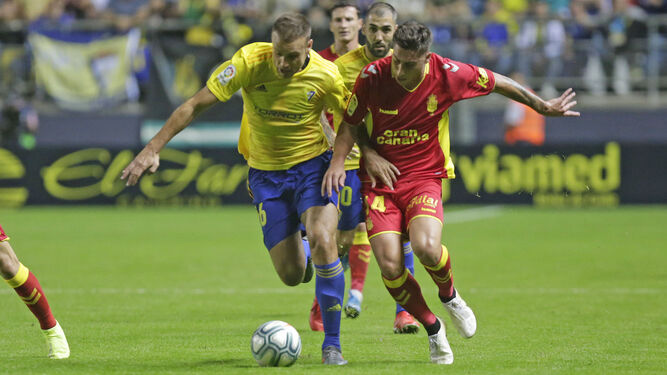 Cala pugna con un adversario en el encuentro contra Las Palmas.