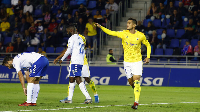 Marcos Mauro celebra el gol que marcó en la visita del Cádiz al Tenerife.