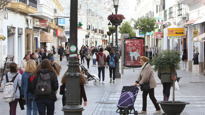 Personas paseando por una de las calles céntricas de la ciudad, en una imagen de archivo.
