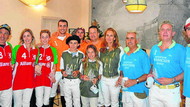 Un grupo de jugadores que participaron en el Torneo de Navidad de Trafalgar Polo Club, durante la entrega de trofeos.